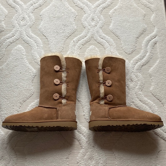 NWOT Bailey Button UGG boots in Chestnut. Size 6 - Picture 2 of 6
